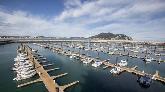 Vista del puerto de Laredo.