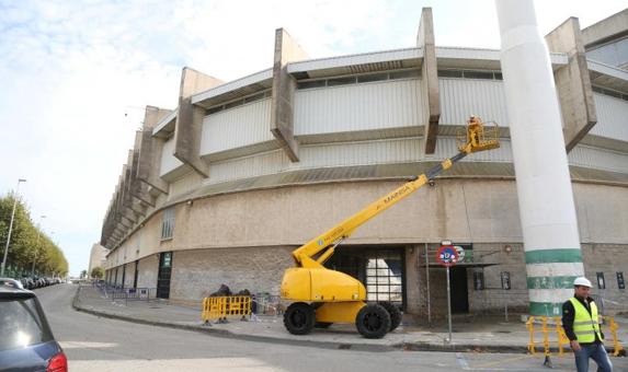 Los operarios han empezado a reparar el estadio.