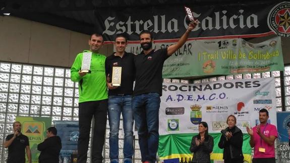 Los tres primeros clasificados en la prueba absoluta masculina, en lo más alto del podio.