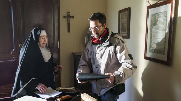 Un momento del rodaje de la película ‘Cuervos’, con Asunción Balaguer y el director Raúl Romera.