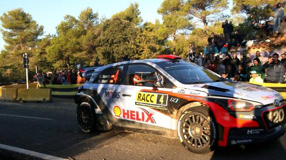 Dani Sordo y su copiloto Marc Marti del equipo Hyudai Motorsport en el tramo de Alcover-Capafons de la tercera etapa