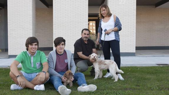 Miguel Ángel Ortiz y Mireria Echávarri pasean por Peñacastillo a los dos perros que tienen a su cargo, Dana y Guizmo, acompañados por dos de sus hijos, Kevin y Adrián. Kevin fue el impulsor de esta tarea que se reparte toda la familia.