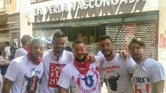 Los cinco procesados por presunta violación