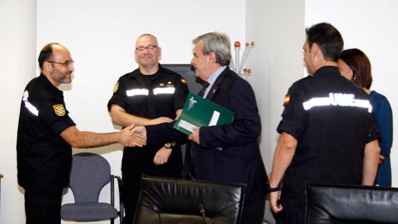 El consejero de Presidencia y Justicia, Rafael de la Sierra, ha recibido esta mañana al teniente coronel del Batallón de la UME con sede en León, Álvaro Díaz Fernández.