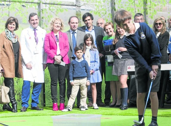 Un instante de la inauguración del pequeño campo de prácticas que se ha instalado en Valdecilla, con la presencia de Javier Ballesteros y la vicepresidenta del Gobierno de Cantabria, Eva Díaz Tezanos.