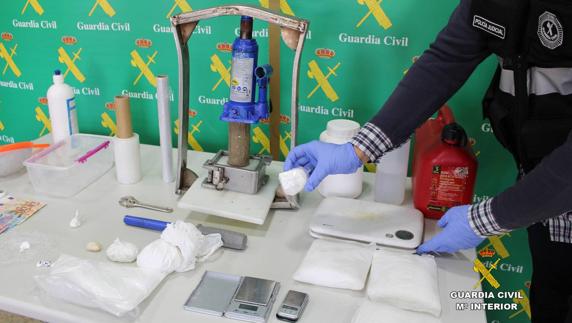 Efectos intervenidos en el trastero de Peñacastillo reconvertido en laboratorio de cocaína.