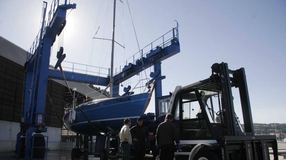 La embarcación Txintxo del presidente del Club Náutico de Laredo fue la primera que se reparó en la jornada de ayer. 