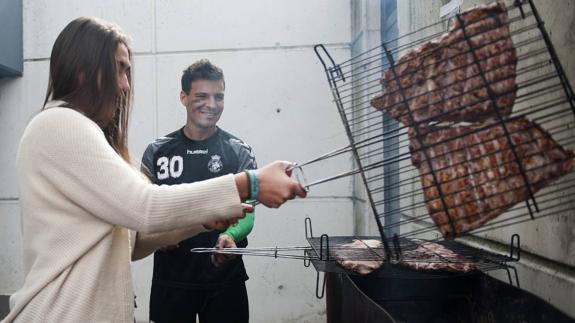 Bontempo preparó el asado que la plantilla y las jugadoras del Ave Fénix disfrutaron en La Albericia.