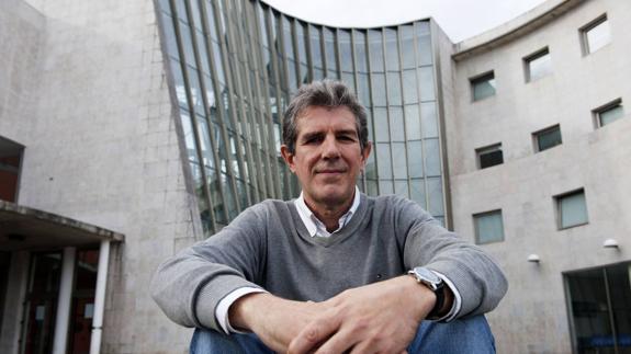 José Manuel Saiz San Emeterio ayer en el Conservatorio Jesús de Monasterio donde imparte clases de viola.