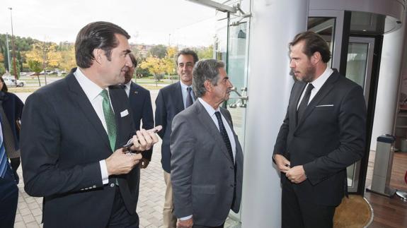 Juan Carlos Suárez-Quiñones (consejero de Fomento de Castilla y León), Jaime González, Francisco Martín, Revilla y Óscar Puente (alcalde de Valladolid), en la presentación de la nueva línea del puerto.