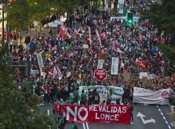 La manifestación contra las reválidas en Cantabria reunió a cientos de personas.