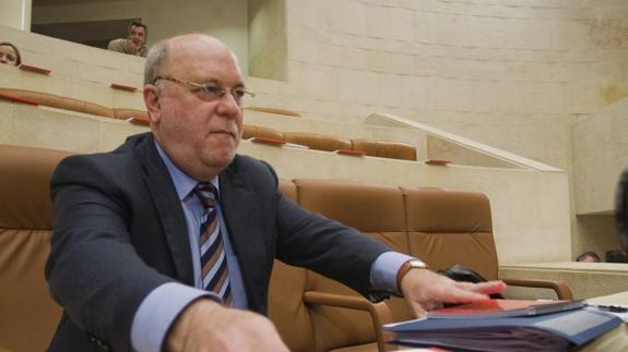 Juan José Sota, en un pleno del Parlamento de Cantabria.