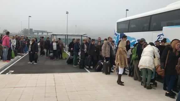 Los pasajeros de vuelo a Berlín, trasladados a Bilbao en autobús.