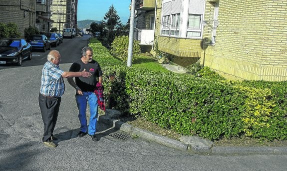 Eladio Gutiérrez y Roberto Ortiz muestran la estrechez de los viales de acceso a la colonia El Impulsor. 