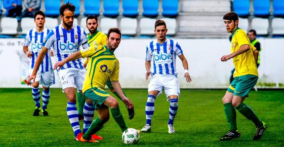 Manu Bustos, uno de los goleadores del Tropezón, guía el balón ante la mirada de los gimnásticos Fermín, Siro y Jony.