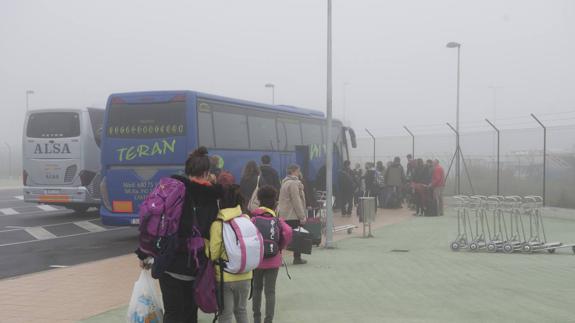 Grupo de pasajeros que han sido trasladados en autobús a Bilbao por los desvios de vuelos que ha ocasionado la niebla en Santander.