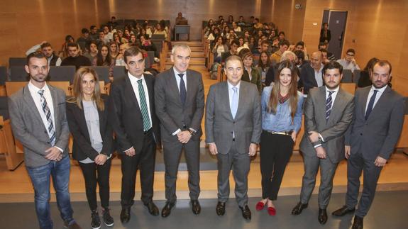 Ponentes e invitados posan antes del acto en Cesine. De izquierda a derecha, Luis García, Lydia Fernández, Ignacio Pérez, el ponente Javier Fernández, Fermín Gutiérrez, Marta Mena, Ignacio Gutiérrez y Avelino Ordóñez. 