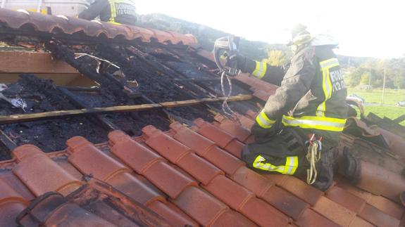 Extinguen un incendio originado en la chimenea de una vivienda de Escalante