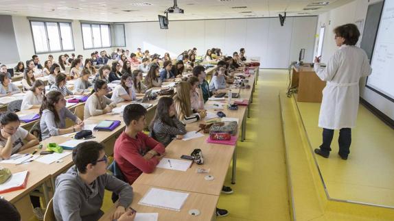 Una profesora imparte clase a alumnos de Medicina de la UC