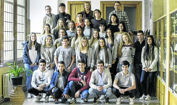 Mercedes Vierna, directora del colegio, con los profesores Juan Antonio Sainz y Víctor López, acompañando a los alumnos Ainhoa García Arenas, Cecilia Gutiérrez Castañeda, Eliezer Gutiérrez Díaz, María del Alba Gutiérrez Díaz, Patricia de la Fuente Fernández, Patricia de Torres Coll, Paula Fernández de la Puente, Teresa Guijarro Sánchez, Marta Arce Bernard, Paula Baines Reges, Paula de Carlos Lassalle, Pilar Correa Bustamante, Eduardo Entrecanales Cuenca, Gabriela Franco Cortés del Valle, Joustin Cepeda Palacios, María Toraya García, Nicolás Fresno Navarro, Carlota Dominica del Álamo Crespo, Eduardo Lastra Francés, Gabriela Berzosa Catalina, Javier Fuente Calleja, Belén Laita Pomar, Íñigo Campos Salcines, Irene Abascal González, Jaime Castellanos Campos, Daniel González Martín, Pablo Toca Berdejo, Pedro Huerta Cicero y Juanan Sainz-Maza Abascal.