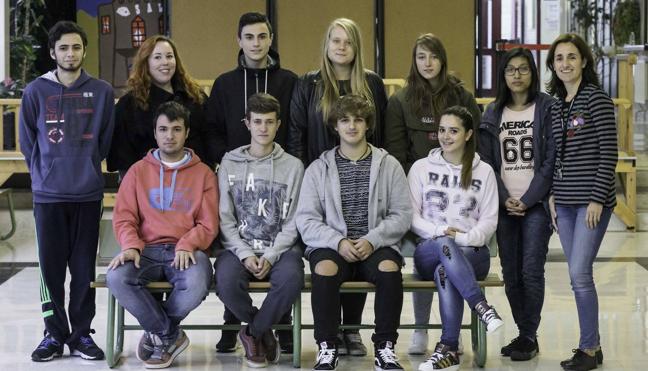 Adriana González, profesora del centro y tutora del programa, junto a los alumnos participantes Candela Obregón Salazar, Geraldine Ñañez Campos, José Acereda Hormigo, Pedro Manuel Serrera Ortiz, Verónica Ortiz Campani, Andrés Lorenzo Campos, Carlos García Moratinos, Karolina Piskorska, Noelia Blanco Castanedo y Rubén Gómez Díaz.