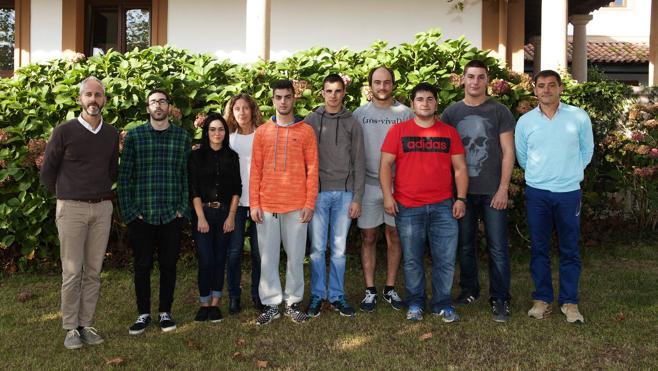 Sergio Silva, director del centro, y la profesora Nuria de la Fuente, con los estudiantes Beatriz Sánchez Cruz, Iker Pérez Alonso, Jorge Penagos Ortiz, Santiago Rubio Ruiz, Iván Ruiz Fernández, Marcos Molina Saiz y Victor Cuesta López.