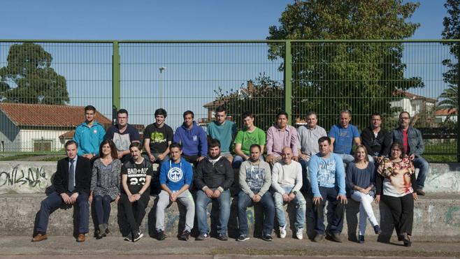 El director Manuel Hoz, junto al equipo docente Mª Asunción Ruiz, Ana Esther Cruz y Laura Marañón, con los alumnos Alejandro Ceballos Rivas, Francisco Lavín Palacio, José Carlos Bolado Ocejo, Sergio García Gutiérrez, Ángel Rueda de las Fuentes, David Arce Salas, Manuel Prada Cagigas, Miguel Barrenechea Alfonso, Rodrigo Higuera Gómez, Solano Alonso Israel, Aarón Uberti Muñoz, Carlos Ruiz López, Edwin Mormontoy Laveriano, Hugo Tazón Gutiérrez, José Luis Bezanilla Guardo, Jon Ander Zabala García, José Antonio Eguiluz Sagardi, Luis Eduardo Herrera Cabrera, Raúl Agudo García, Álvaro González Senties, José Gómez Peón, Miguel Leonor Ibáñez, Prudencio Castanedo López y Roberto Curiel Aparicio.