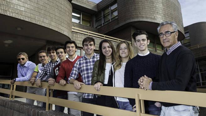 El director del centro, Enrique Martín, y Rafael Ortiz, profesor y tutor del programa, junto a los estudiantes Ángela Ortiz Martínez, Carlos Isla Martínez, Gema Gutiérrez Duque, Manuel Vila Torre, Pablo Fernández Aragoncillo, Pablo Girón Barruso, Juan Antonio Díez-Aja Añibarro y Luis López-Rendo Laibarra.