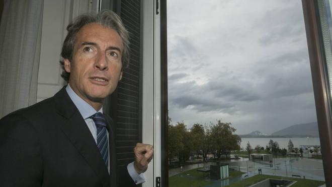 Íñigo de la Serna posa al lado de una de las ventanas de la Delegación del Gobierno con vistas a la Bahía el día que concedió la entrevista.