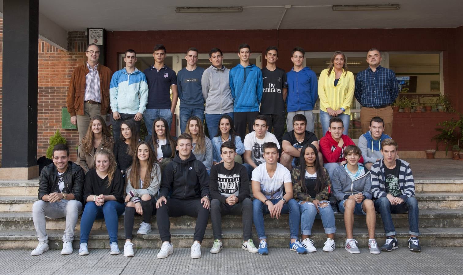 FranciscoJimeno, director del instituto, y los profesores Rita García y Javier Antolín, junto a los alumnos Andrea García Pellón, Enrique Valderrama Rubio, Fernando Fernández Campón, María José Hidalgo Mejía, Víctor Vivo Ceballos, Ana Ruiz Cobo, Carlos García Muñoz, Laura Ceballos Ferreras, Laura del Solar San Emeterio, Óscar Iglesias Martínez, Óscar González Merino, Adrián Sánchez Muñoz, Daniel Pérez Estévez, Luis Morán Pérez, Luis Proenza Delgado, Adriana Zamanillo Arroyo, Ana Ruiz Montes, Lara Recio Cedrón, María Quirós Pérez, Paula Morales Rodríguez, Alejandro Rodríguez Barquín, César Vallejo Basualdo, Raúl Alonso Murga, Rubén Hoyos Álvarez, Carlos González Vigil, Iulian Cebotari y Pablo González de la Lastra.