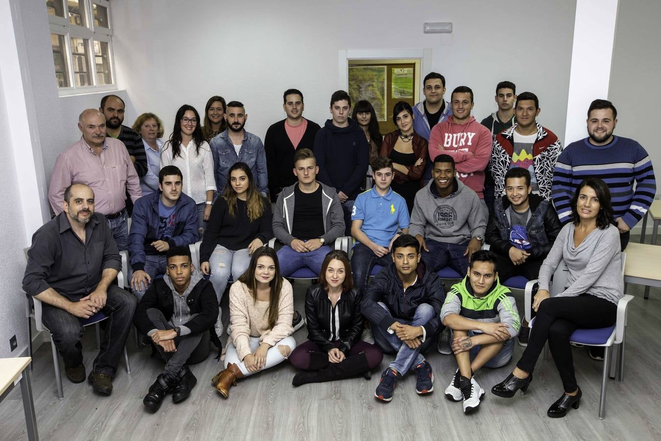 Pedro González, director del centro, y los profesores Raquel Medrano, Marta Laurenz, Juan M. Uriarte, Silvia Durán, y David José Pérez Blanco, junto a los alumnos Alejandro Martín Velasco, Beatriz Díaz Poveda, Juanita García Adrián, Rubén Echevarría Gracía, Verónica Mulero Javier, Azucena Ateca del Barrio, Carlos Antony Moscosos Palacios, Giantoni Andreopoulos, Jesús Hernández Alba, Laura Corona Villanueva, Douglas Zambrano Villacres, Juan Fernández Conde, Nuria Elices González, Sheila Fernández Conde, Carolina Sisniega López, Elisabeth García Lastra, Génesis Altafuya Cagua, Sergio Huaman Curi, Wendy Cabanillas López, Daniel Quijano Villanueva, Ionut Caba, Jorge Augusto Correira Neto, Luis Antonio Moreira, Mario Bolado, Pablo Ansorena, Sergio Fernández Asensio, Alfonso Ricardo Vázquez Mungaña, Andrea Gutiérrez Castillo, Juan Carlos Cámara López, Rubén Aja Pérez, Vitaly Nayizhmak, Amaya Sierra Sánchez, David Suárez Pérez y Joselyn Shirley Perea Cervantes.