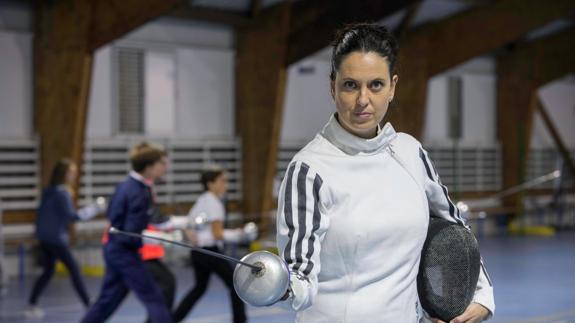 La cántabra María Cruz Rodríguez, la pasada semana, en una pausa de los entrenamientos en el Club de Esgrima Cesan.