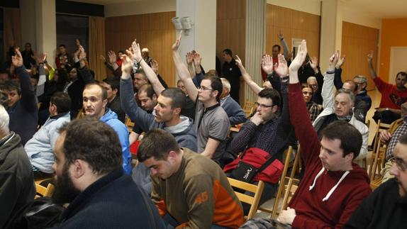 Socios votan en una de las últimas asambleas de la Gimnástica.