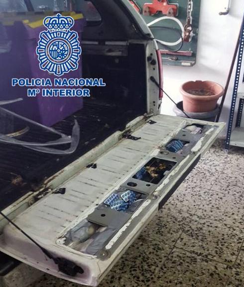 Habitáculo de su coche en el que ocultaba parte de la droga.
