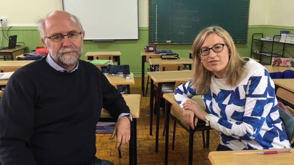 Roberto Bárcenas, profesor de Igual en el colegio, y Carmen Peña, compañera de clase.