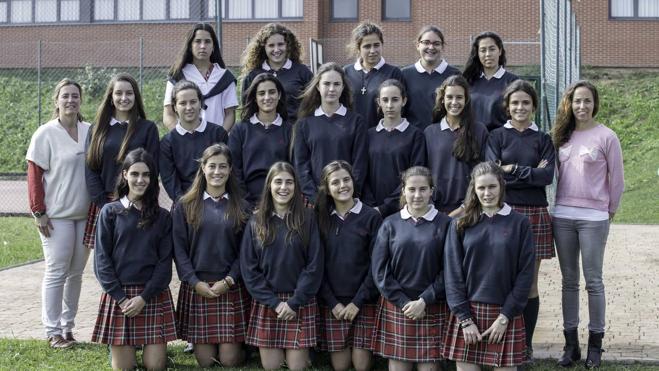 La profesoras del centro  Natalia Rodríguez-Miñón Ferrán y Noemí Barral, con las alumnas Elena del Moral Sánchez, Laura López Fernández, Mariana Sánchez Pego García, Paloma Zamora Correa, Elena de las Matas Iglesias, Malena Amat Gutiérrez, María Villa Valentín Fernández, Sandra Martínez de Paz, Sofía Sunyer Paternina, Ángela Fernández Cabrero, Gabriela Ruíz García, Lara Fuentes Corral, María González-Echegaray Navarro, Rocío Diego Cantero, Carmen Collantes Alaez, Lucía Gutiérrez Iglesias, María González Bedoya, Miranda Alonso de la hoz y Sonsoles Arvilla Maldonado.