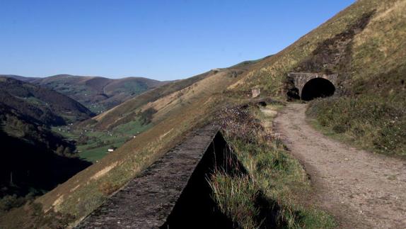 El acceso al túnel de La Engaña será asfaltado y tendrá un carril bici.