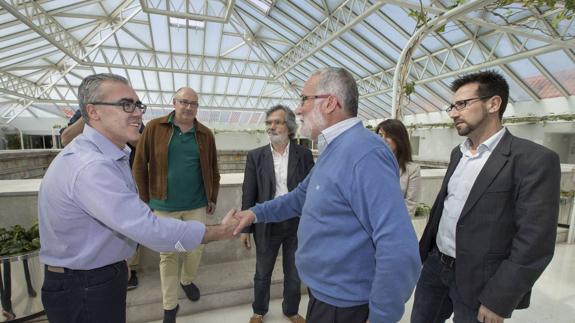 Pedro Hernando (PRC) saluda a Ramón Ruiz (PSOE) antes de una Comisión del Pacto de Gobierno. 