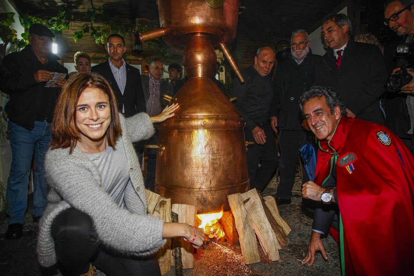 Edurne Pasaban junto al consejero Francisco Martín, ante una alquitara