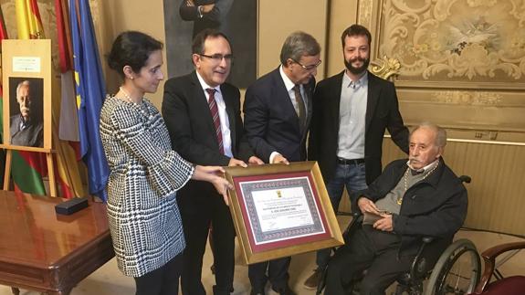 Verena Fernández, Cruz Viadero y García Carmona entregan el título a José Izaquirre, en presencia de su nieto
