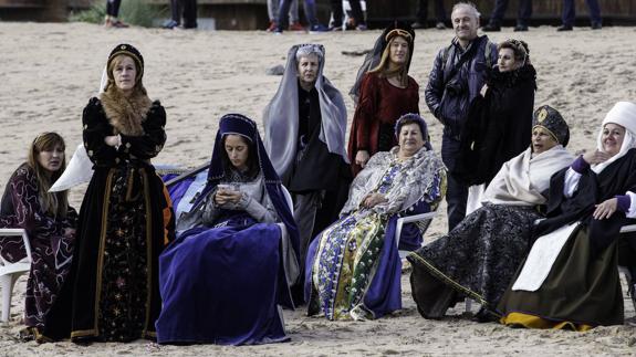 Varias actrices, durante un descanso en la grabación del documental sobre las rutas del emperador