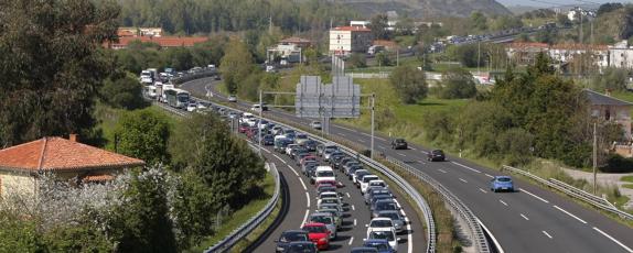 La ampliación de dos a tres carriles de la autovía A-67, saturada en horas punta, es uno de los proyectos que están actualmente paralizados. 