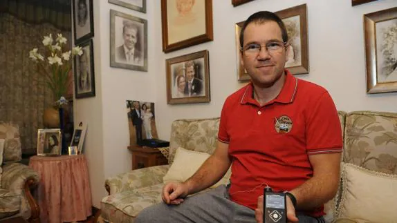 Manuel Gutiérrez, que sufre diabetes tipo 1 desde los 5 años, es unode los cien cántabros que utiliza la bomba de insulina.