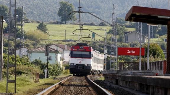 Un tren de Renfe, a su paso por la estación de Zurita.