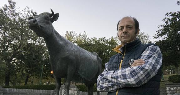 Fernando Ruiz, hace unos días, junto al monumento de La Vaca, en Campogiro. 