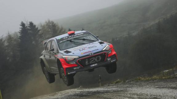 Dani Sordo, en un salto con su Hyundai en el pasado Rally de Gales. 