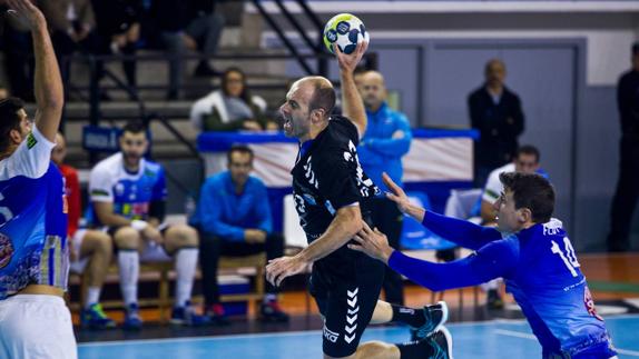 Óscar Río, en pleno lanzamiento.