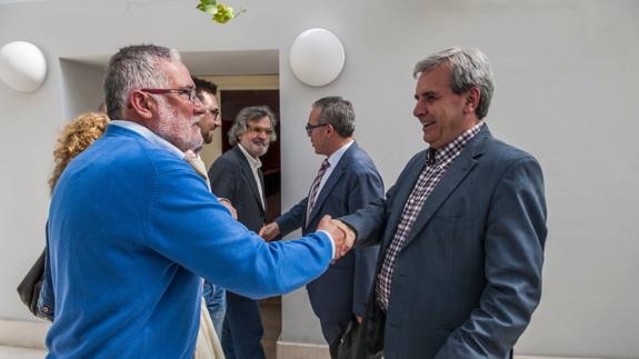 Ramón Ruiz (PSOE) y Rafael de la Sierra (PRC) se estrechan la mano durante las negociaciones previas al pacto de Gobierno. 