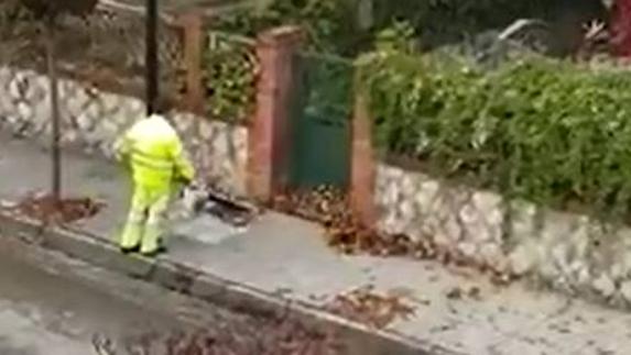 El operario que 'barría para casa'