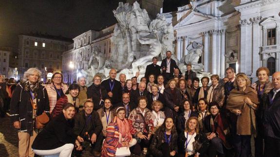 Un grupo de cántabros, en la plaza Navona, durante su visita de ayer a la ciudad de Roma.